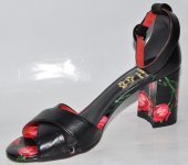 Dámske kožené sandálky 11523 - čierne s kvietkami