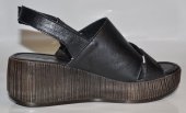 Dámske kožené sandálky na klíne 12472 - čierne